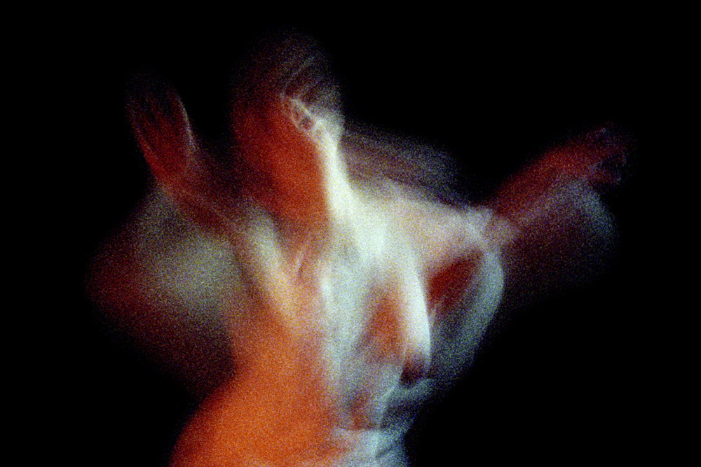 photos couleurs vives avec beucoup de grains d'un buste de femme en mouvement laissant deviner un cri la tête rejetée en arrière les bras écartés