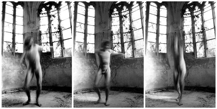 photo triptyque noir et blanc d'une chapelle abandonnée la végétation l'envahissant par les grandes vitres détruites un homme nu spectral en mouvement dansant en son milieu