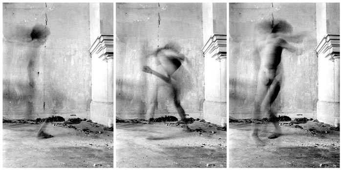 photo triptyque noir et blanc d'un mur et d'un coin d'une grande cheminée de cet espace abandonné danse ce qui semble être un corps humain sorte de forme vaporeuse